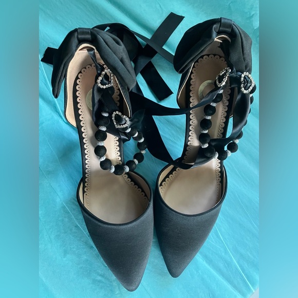NWOT Chic Black Satin Bow Heels Velvet Beaded Rhinestone Heart Accents - Picture 1 of 7